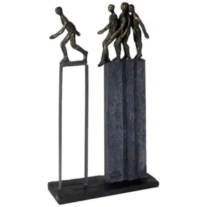 פסל צעד אחד לפני כולם