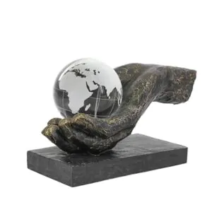 פסל העולם בין ידיך