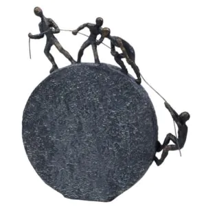 פסל אחד עוזר לשני